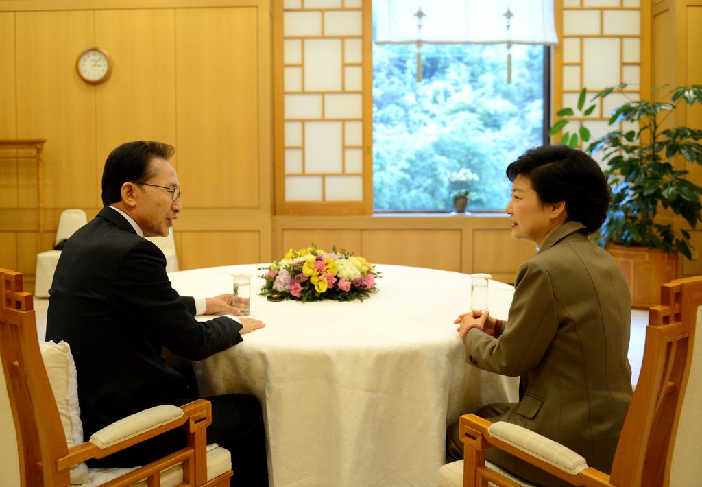 2012년 12월 당시 이명박 대통령과 박근혜 대통령 당선인이 청와대 백악실에서 대화하고 있다. (연합뉴스 자료사진)