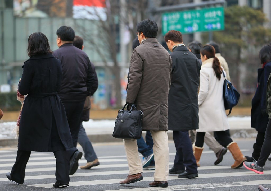 출근길 시민들이 서울 광화문 네거리를 건너고 있다.(자료사진)