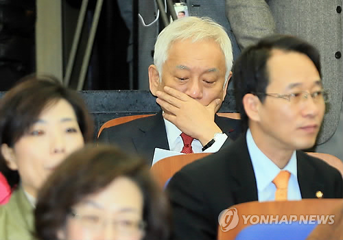 민주통합당 의원총회 참석한 김한길 의원