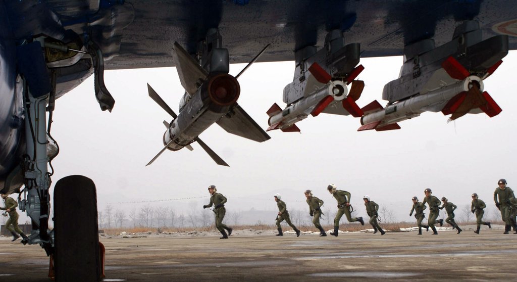 긴장감 속 훈련하는 북한 군인들