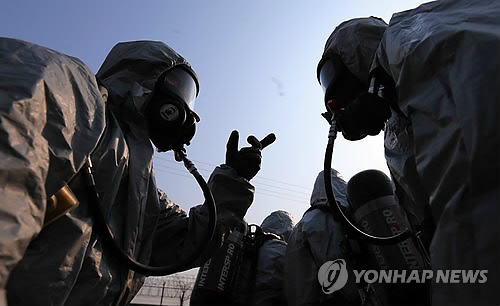 화생방 제독 시연 준비하는 미군화학대대장병