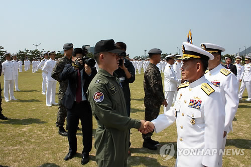 청해부대 13진 격려하는 최윤희 해군참모총장