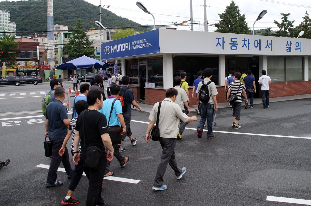 파업으로 퇴근하는 현대차 근로자
