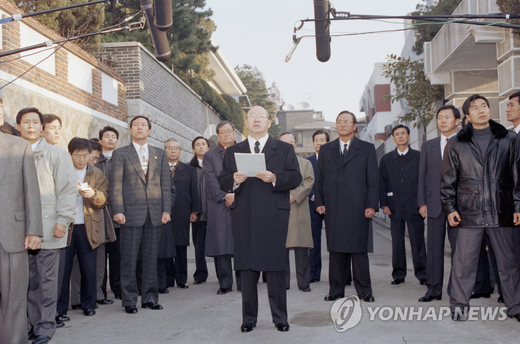 18년 전 골목길 국민성명 발표하는 전두환 전 대통령