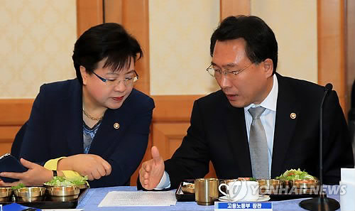 얘기나누는 고용노동부 장차관