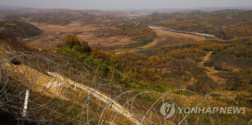 북한이 군사분계선(MDL) 일대에서 정찰활동을 지속하겠다는 의지를 드러내 MDL 일대에서 남북간 군사적 충돌 가능성이 커지고 있다는 우려가 제기되고 있다. 임진강을 사이에 둔 군사분계선 일대 모습. (연합뉴스 자료사진)