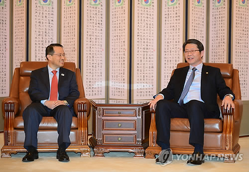 남북 고위급접촉 수석대표와 대화하는 통일장관