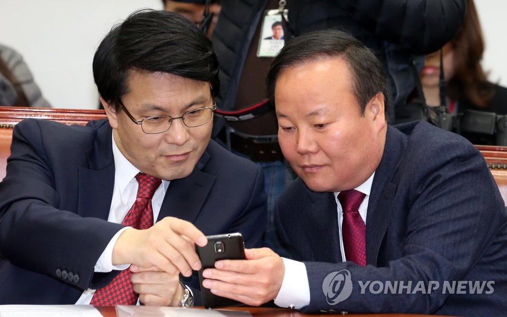 사진 왼쪽부터 새누리당 윤상현, 김재원 의원 (연합뉴스 자료사진)