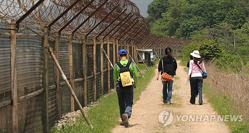 국방부는 범정부 차원에서 추진되는 규제개혁의 일환으로 현행 민간인출입통제선(민통선)을 군사작전에 지장이 없는 범위 내에서 북쪽 방향으로 부분 상향 조정하는 한편 군사보호구역을 축소하는 방안을 검토중인 것으로 알려졌다. 사진은 김포 평화누리길에서 민간인들이 걷는 모습.