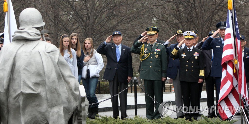 미국을 방문 중인 최윤희 합참의장이 11일(현지시각) 워싱턴DC 링컨기념관 옆 한국전 참전기념비를 참배하고 있다.