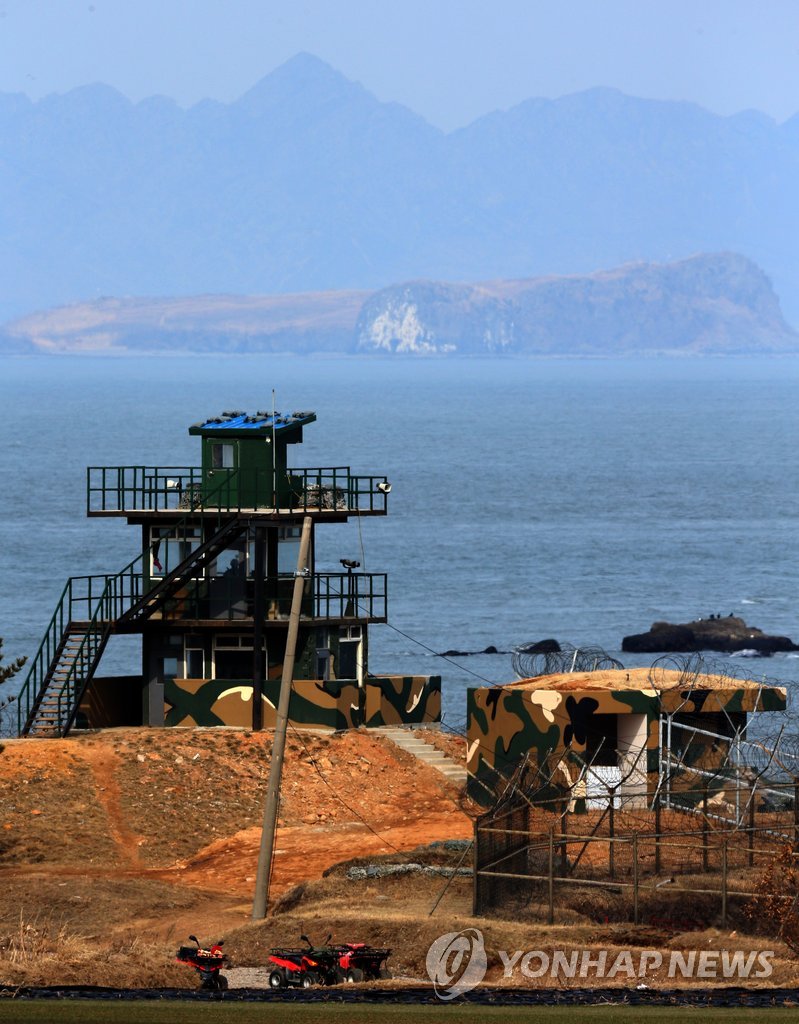 바다 건너로 북한 월내도와 장산반도가 보이는 백령도의 한 초소.