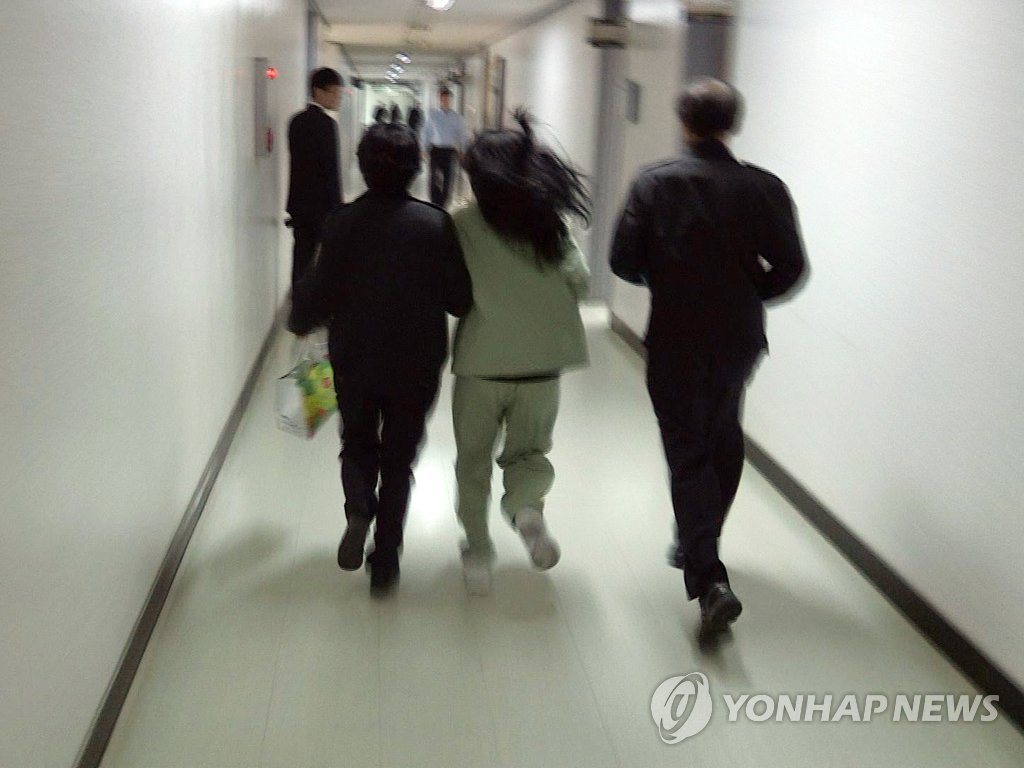 지난해 8월 경북 칠곡에서 의붓딸을 때려 숨지게 한 혐의로 구속기소된 계모 임모(36)씨가 취재진을 피해 선고공판이 열리는 법정으로 가고 있다. (연합뉴스 자료사진)