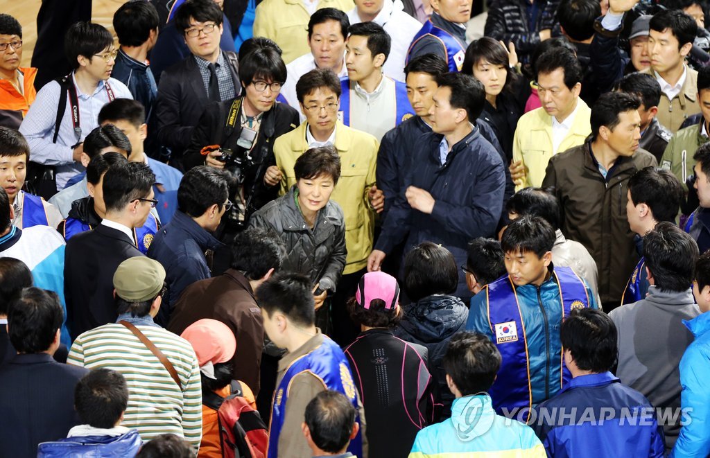 박근혜 대통령이 17일 오후 여객선 침몰 실종자 가족들이 모여 있는 진도실내체육관을 찾아 실종자 가족들을 만나고 있다. 