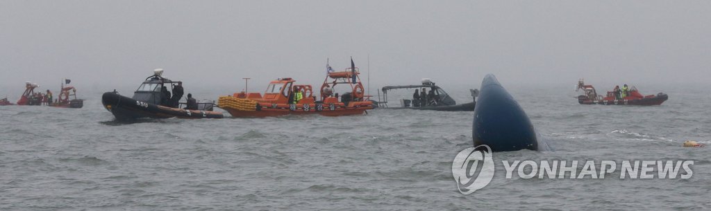 18일 오전 여객선 '세월호'가 침몰한 전남 진도군 조도면 병풍도 북쪽 3km 앞 사고 해상에서 구조대들이 수색작업을 하고 있다.