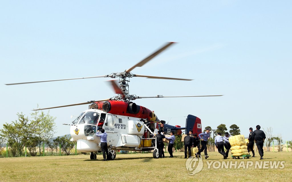 지난달 20일 오전 전남 목포시 목포해양경찰서에서 해양경찰 헬기가 구조요원들에게 공급할 지원품을 싣고 있다. (연합뉴스 DB)