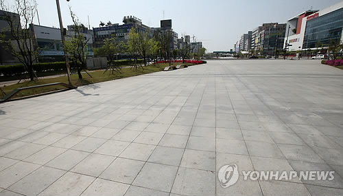 일요일인 지난 20일 낮 경기도 안산시의 대표적 시민 쇼핑 공간이자 휴식 공간인 단원구 고잔동 문화광장 거리가 텅 비어 있다.