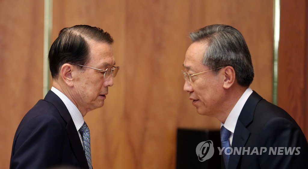 김기춘 비서실장(왼쪽)과 박준우 정무수석 (연합뉴스 DB)