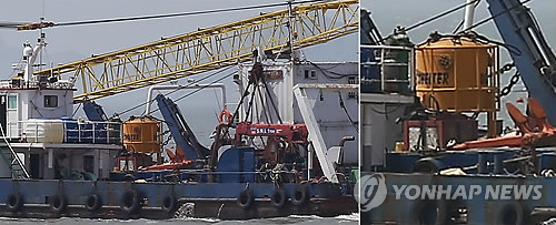 21일 전남 진도군 팽목항에서 다이빙벨을 실은 바지선이 사고해역으로 출항하고 있는 모습. 당초 정부 당국은 지난 21일 실종자 가족의 요청을 받은 해난구조 전문가 이종인 씨가 다이빙벨을 현장에 들고갔으나 사용을 거부했다.