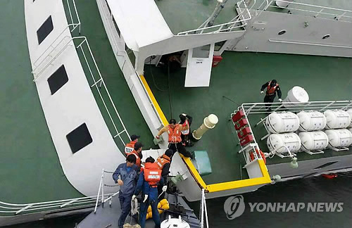 해경 안내받고 걸어서 탈출하는 선원들 (해경 제공)