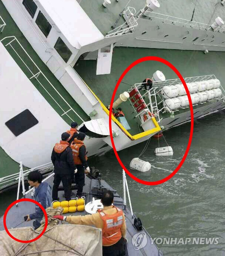 세월호 침몰 당일인 4월 16일 오전 선원들이 조타실에서 구조되는 모습. 해경이 구명벌 2개를 바다에 던지고 있다. (사진 오른쪽)
