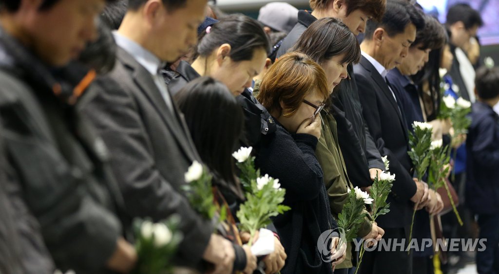 23일 밤 경기도 안산 올림픽기념관에 마련된 침몰 세월호 단원고 희생자를 위한 임시 합동분향소에 많은 시민들이 몰려 희생자들의 안식을 빌며 묵념하고 있다. 