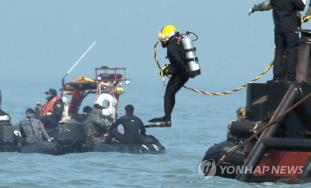 공기공급호스를 문 민간잠수사(머구리)가 전남 진도군 병풍도 세월호 침몰 해상을 수색하기 위해 바다로 뛰어들고 있다. 
