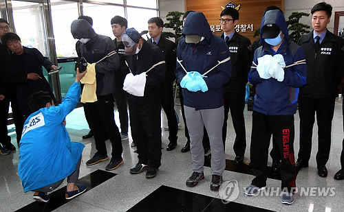 세월호 참사와 관련 구조 조치를 하지 않아 많은 승객들을 숨지게 한 혐의(유기치사 등)로 검경 합동수사본부의 수사를 받아온 세월호 기관장 박모(54)씨, 1등 항해사 강모(42)씨와 신모(34)씨, 2등항해사 김모(47)씨가 29일 오후 목포해양경찰서에서 검찰로 송치되고 있다. 사진 오른쪽 첫번째부터 기관장 박씨, 1등항해사 신씨, 2등항해사 김씨, 1등 항해사 강씨.