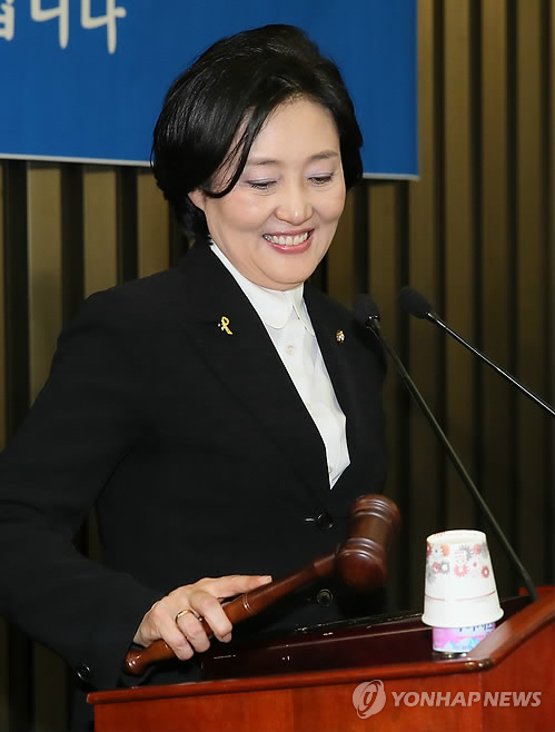 미소짓는 박영선 새 원내대표