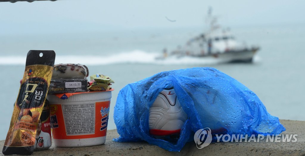 운동화 너머 희생자 수습 배