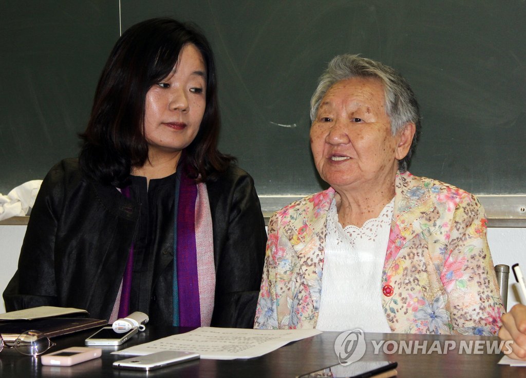 (왼쪽부터) 윤미향 - 일본군 위안부 피해자 길원옥 할머니