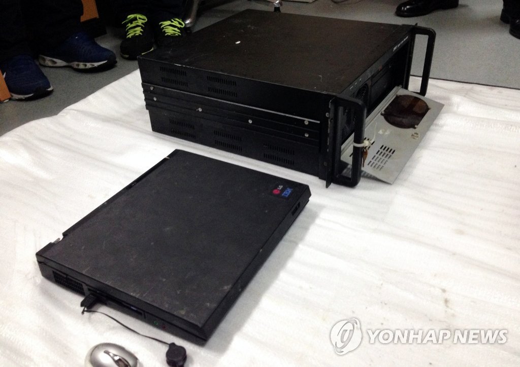 지난 22일 세월호 3층 안내데스크에서 발견한 영상저장장치(DVR)와 노트북의 모습. (세월호 가족대책위 제공)