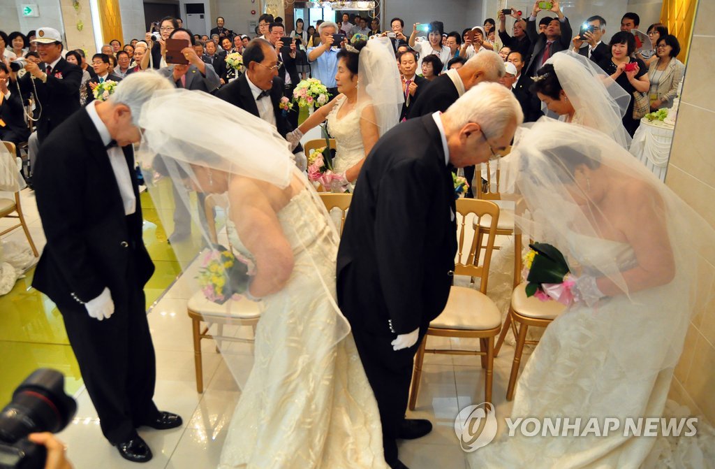 6·25 참전용사들의 합동 '웨딩 마치'