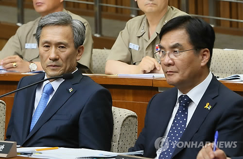 굳은 표정의 김관진 강병규