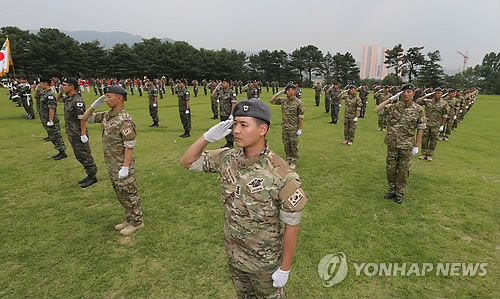 거수경례하는 아크부대 장병들