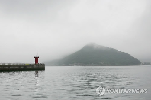 제8호 태풍 '너구리' 때문에 중단됐던 세월호 선체 수색작업이 10일 오후 재개된다. 사진은 지난 3일 오후의 사고해역 인근 팽목항 전경.