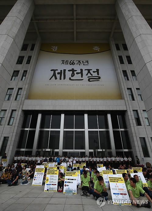 국회에서 침묵연좌 농성 벌이는 세월호 희생자 가족들