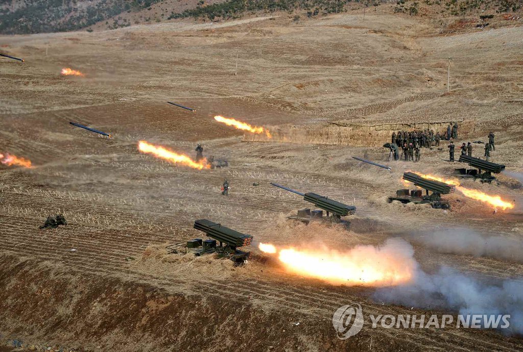 포 사격 훈련하는 북한(연합뉴스 자료사진)