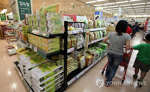 쌀 시장 개방 여부를 두고 20년간 고심해 온 정부가 마침내 '개방'이라는 답을 내놨다. 서울 한 대형마트에서 쌀과 잡곡 등이 판매되고 있는 모습 (연합뉴스 자료사진)