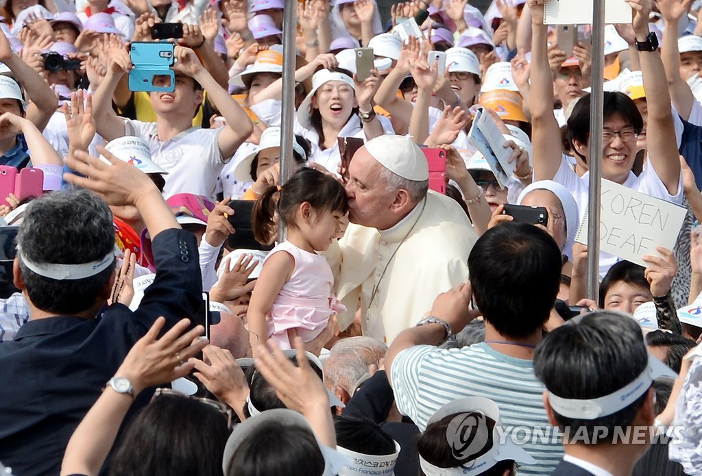 <교황방한> 아이에게 입맞춤하는 교황
