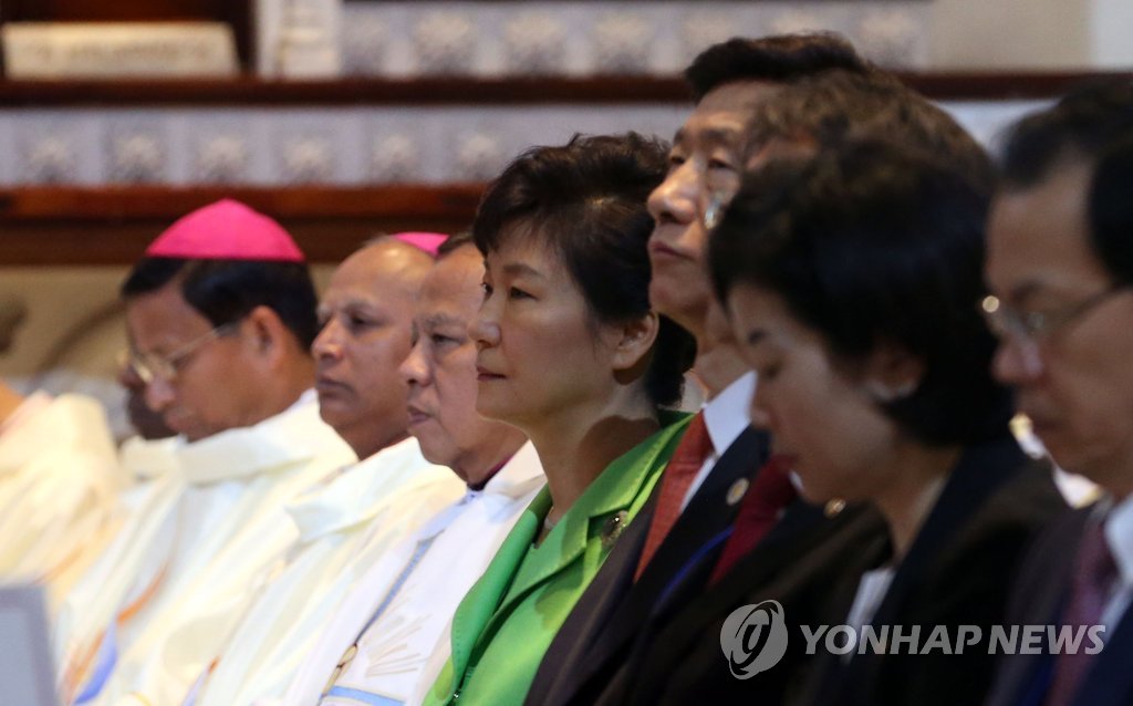 미사에 참석한 박 대통령