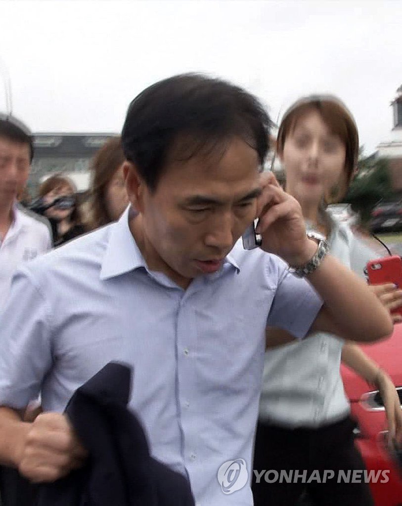 김수창 전 제주지검장이 지난 8월 19일 오후 제주지검장 관사를 나오다 취재진에게 질문을 받고 있다. (연합뉴스 자료사진)