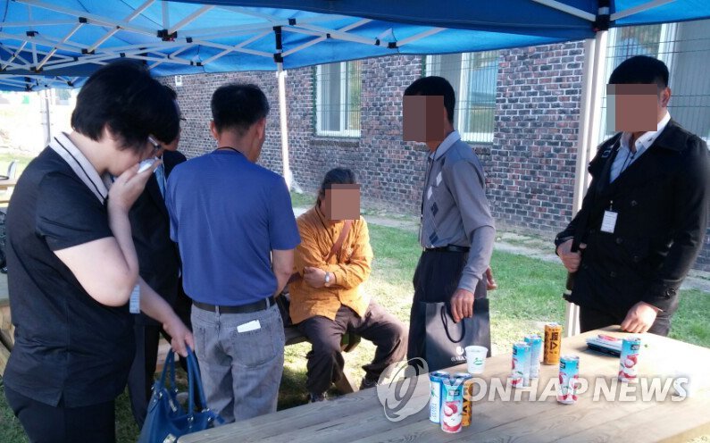 피해 장병 유족 찾아가 사죄하는 임 병장 부모(연합뉴스 자료사진)