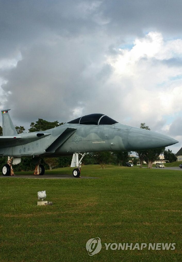 
(오키나와=연합뉴스.자료사진) 오키나와 가데나 공군기지에 전시된 퇴역 F-15 전투기.