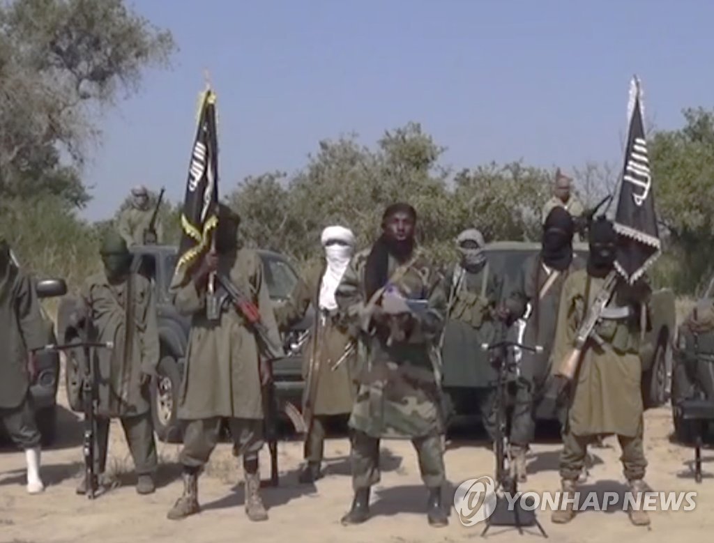 나이지리아의 이슬람 무장반군 보코하람이 공개한 영상 캡처 (AP=연합뉴스 자료사진)