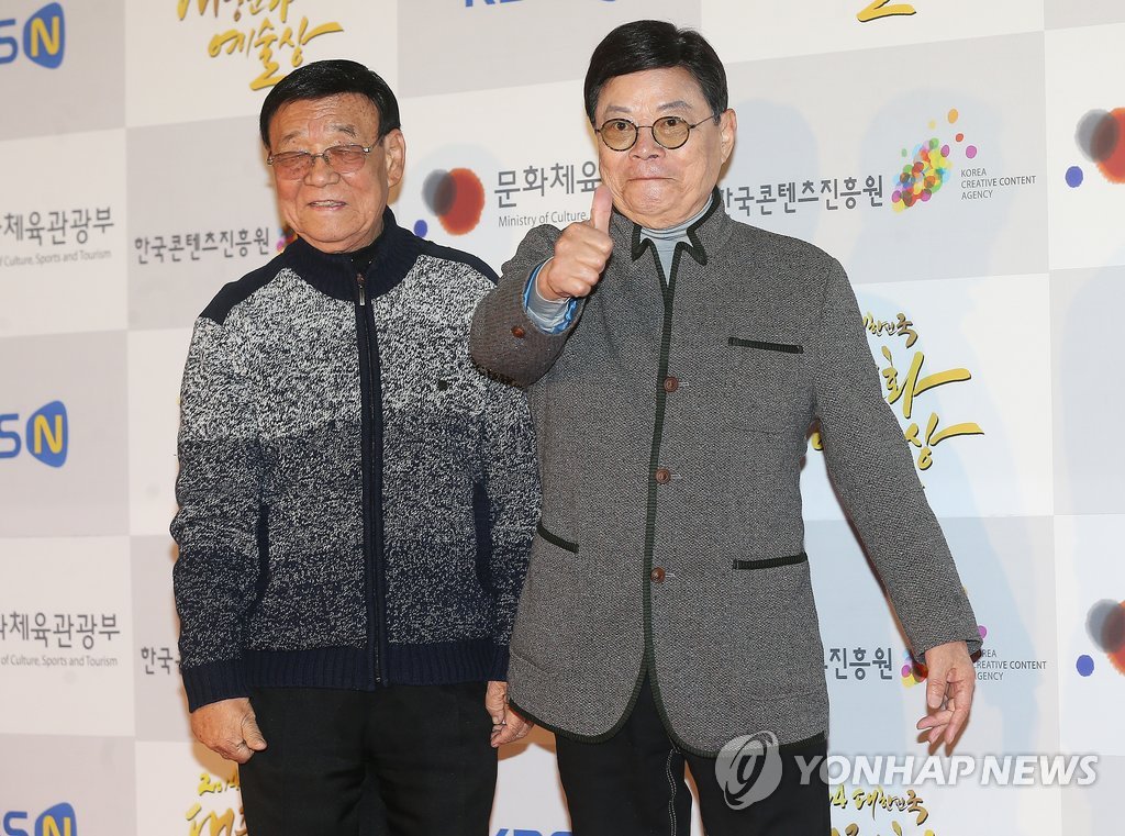 포즈 취하는 남성남-남보원