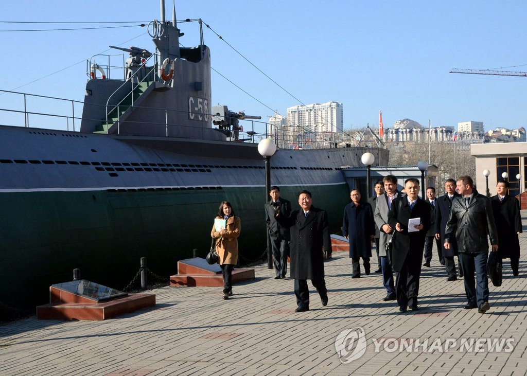 러시아 잠수함 둘러보는 북한 최룡해
