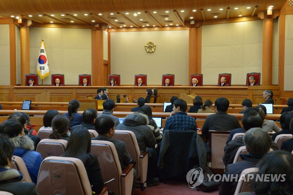 헌법재판관들의 의견 설명하는 박한철 헌재소장