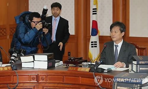 회의 주재하는 이인복 위원장