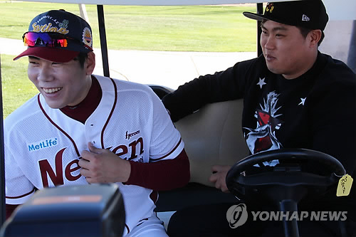 2015년 미국 애리조나주 서프라이즈 스타디움에서 만난 류현진(오른쪽)과 강정호.
