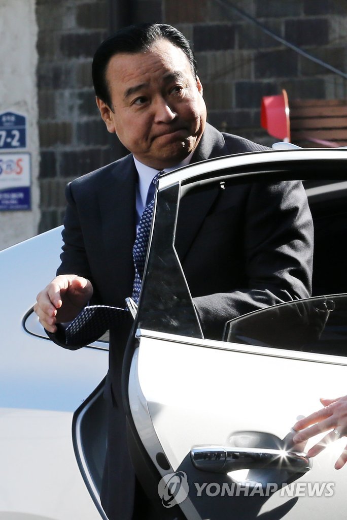 이완구 국무총리 후보자가 28일 오후 서울 종로구 통의동 금융감독원연수원에 도착해 차에서 내리고 있다. 